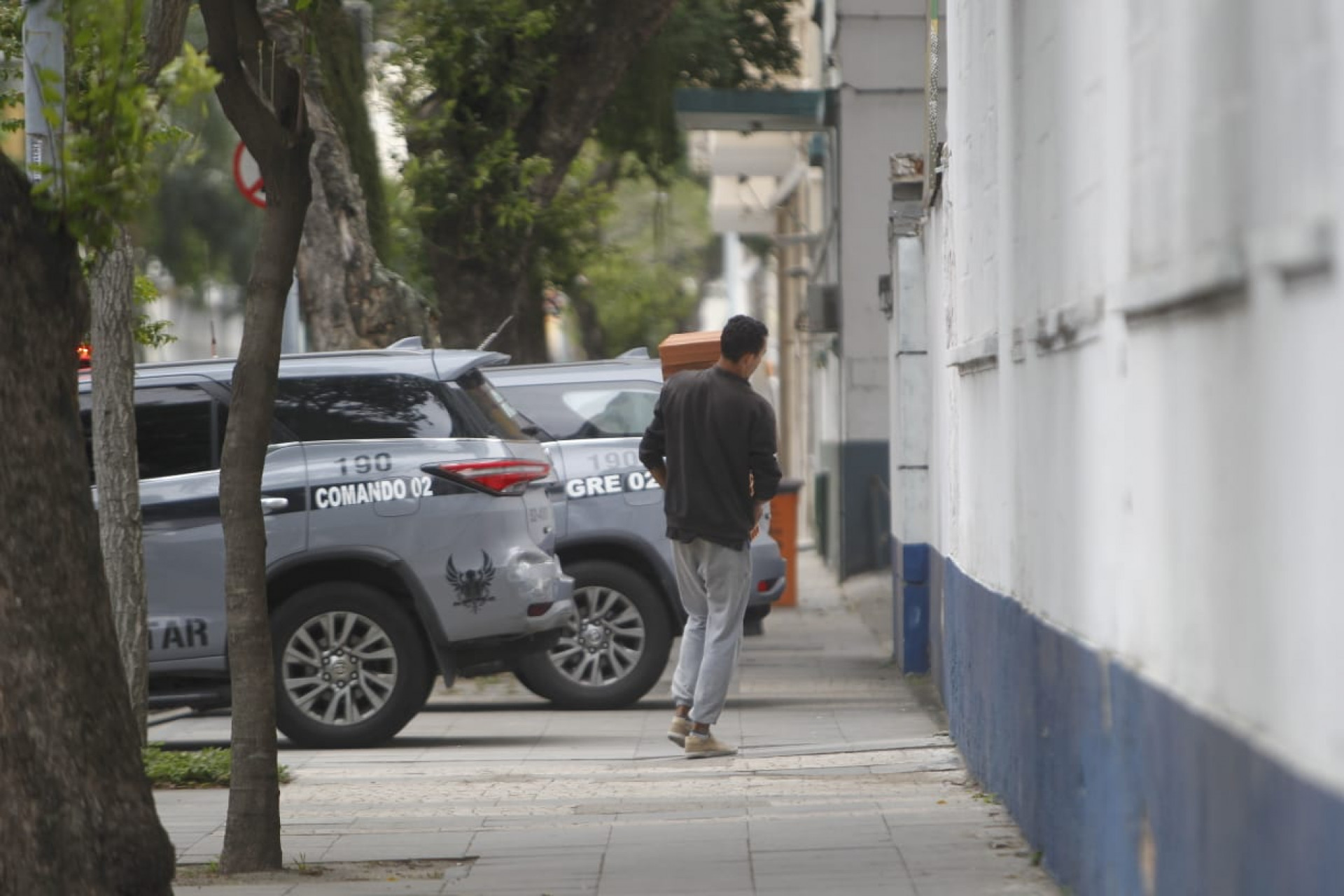 Materiais de obra chegando para o fechamento do acesso ao prédio desocupado no Centro - Reginaldo Pimenta/Agência O DIA