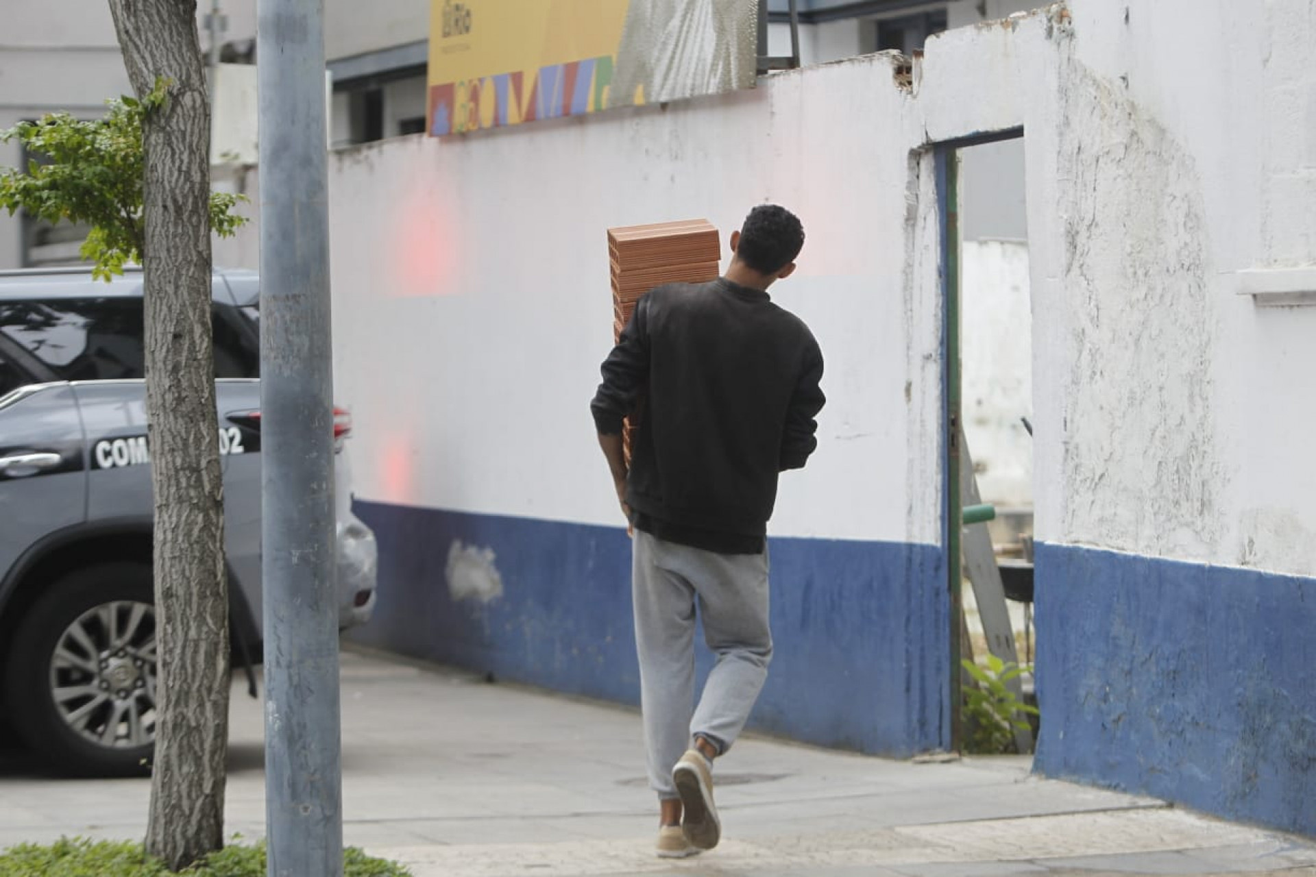 Materiais de obra chegando para o fechamento do acesso ao prédio desocupado no Centro - Reginaldo Pimenta/Agência O DIA