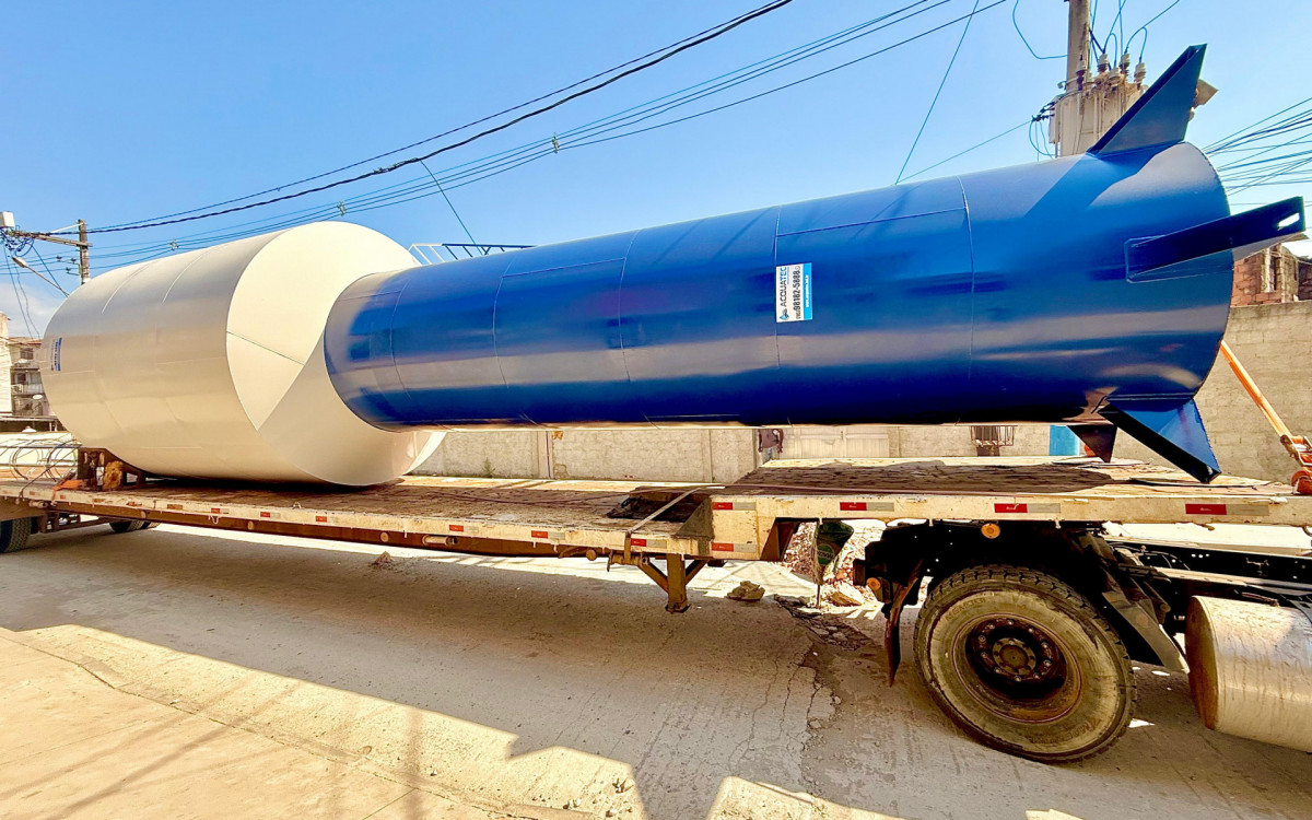 A torre cilíndrica nova está sendo instalada para dar mais tranquilidade
