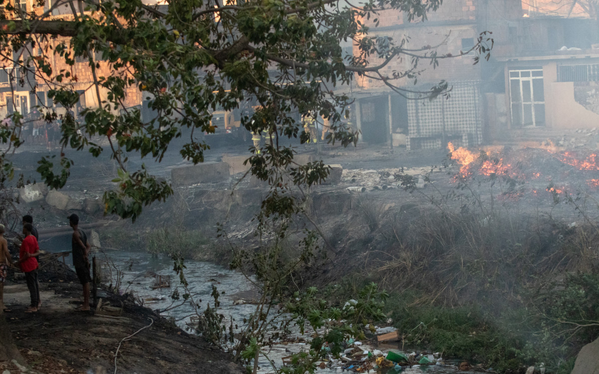 Um incêndio de grandes proporções causou a morte de três pessoas e atingiu vários imóveis na Estrada Pedro Borges de Freitas, em Irajá, na Zona Norte do Rio, no início da tarde desta terça-feira (9).