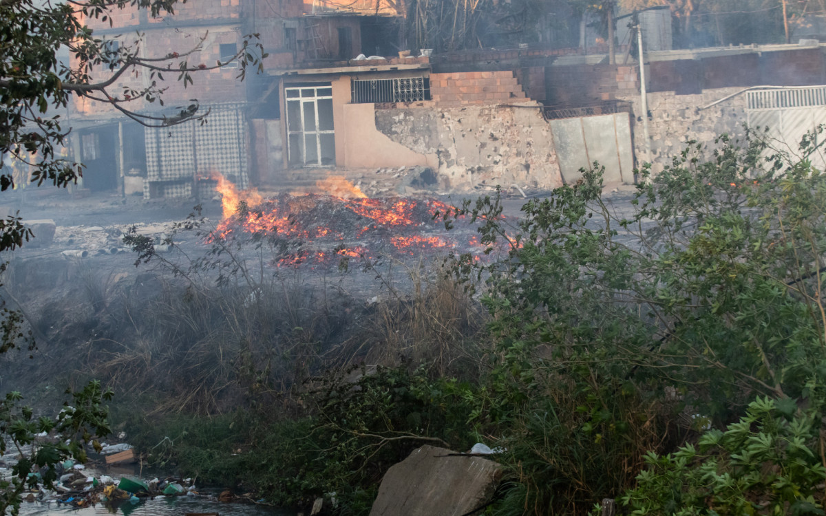 Um incêndio de grandes proporções causou a morte de três pessoas e atingiu vários imóveis na Estrada Pedro Borges de Freitas, em Irajá, na Zona Norte do Rio, no início da tarde desta terça-feira (9).