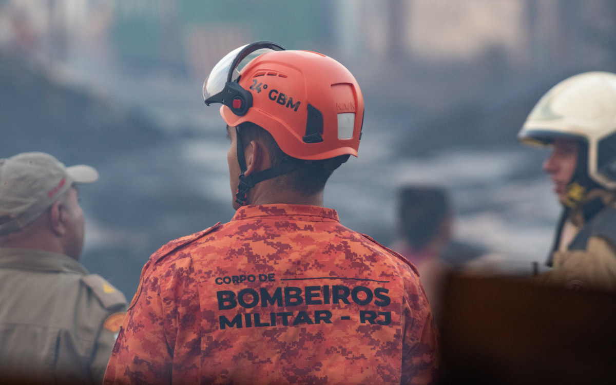 Um incêndio de grandes proporções causou a morte de três pessoas e atingiu vários imóveis na Estrada Pedro Borges de Freitas, em Irajá, na Zona Norte do Rio, no início da tarde desta terça-feira (9).