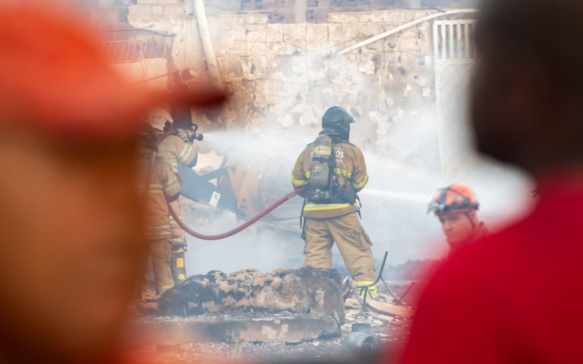 Bombeiros de 14 quartéis atuaram com 26 viaturas no combate às chamas