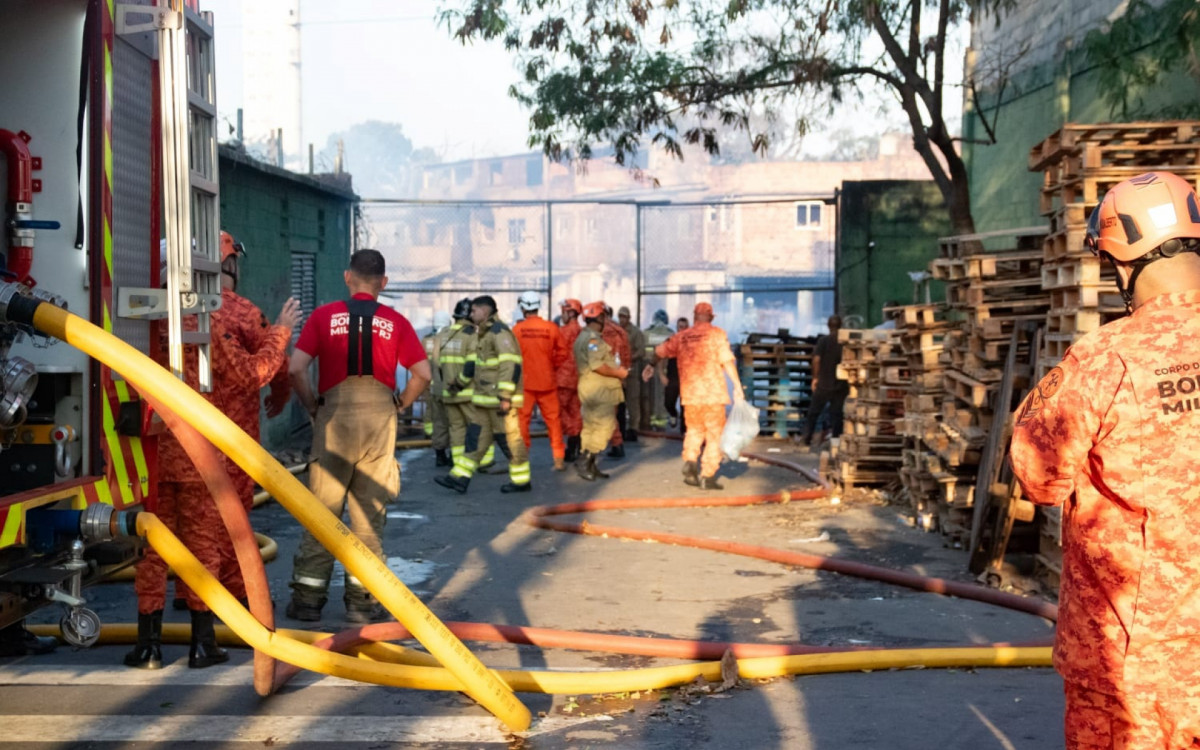 Bombeiros de 14 quartéis atuaram com 26 viaturas no combate às chamas