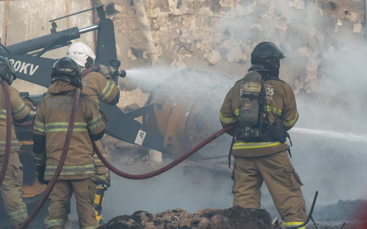 Bombeiros de 14 quartéis atuaram com 26 viaturas no combate às chamas