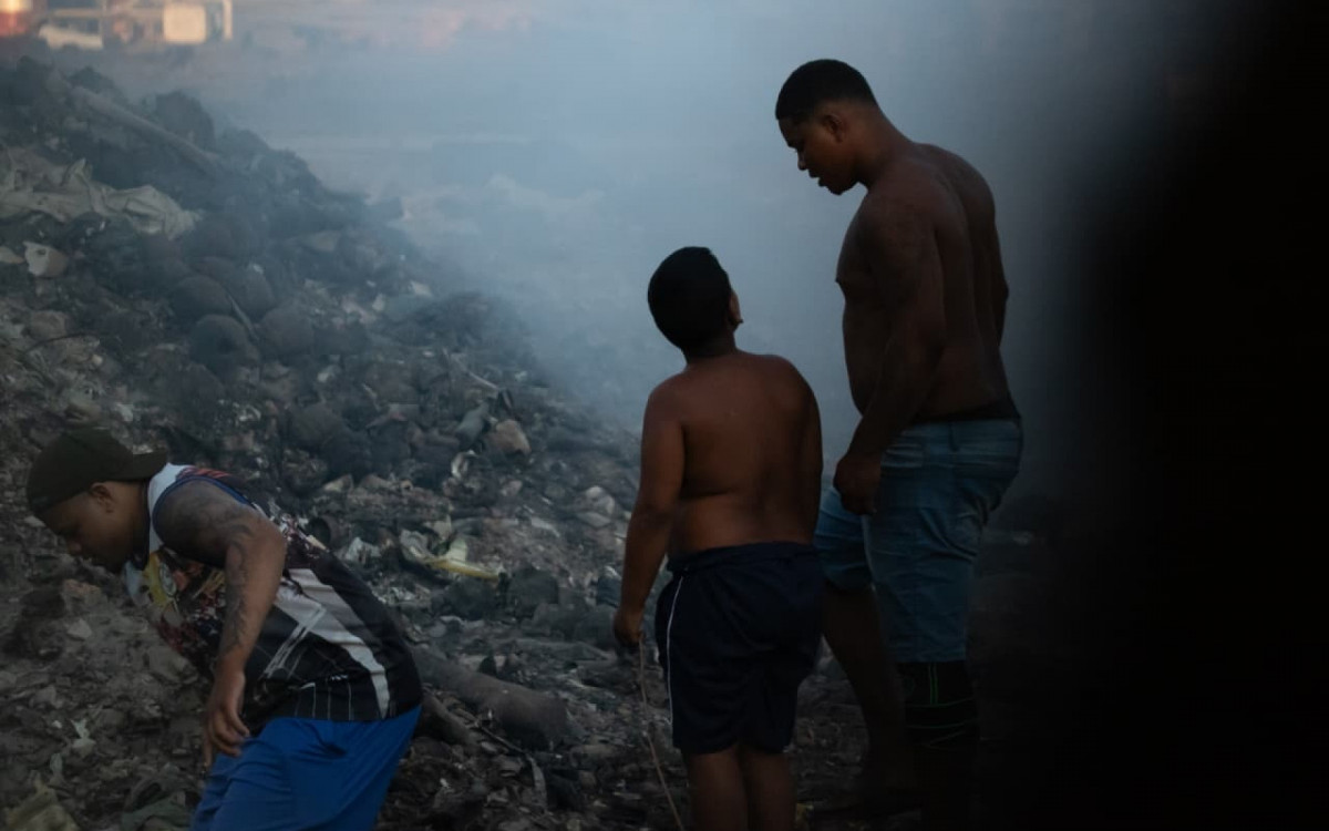 Fogo teria se alastrado com o vento forte antes de atingir residências da comunidade