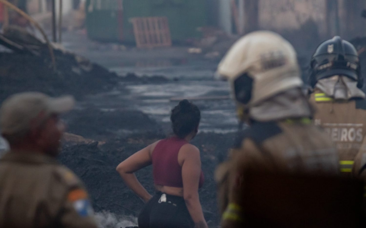 Fogo teria se alastrado com o vento forte antes de atingir residências da comunidade