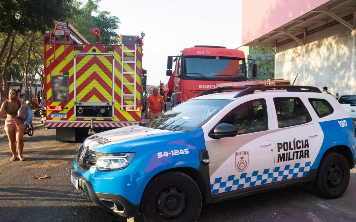 Incêndio atingiu a comunidade do Para-Pedro, situada nas proximidades do Ceasa, em Irajá