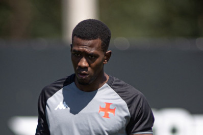 Vasco deve ter estreia de Carlos Cuesta como titular no clássico com o Flamengo