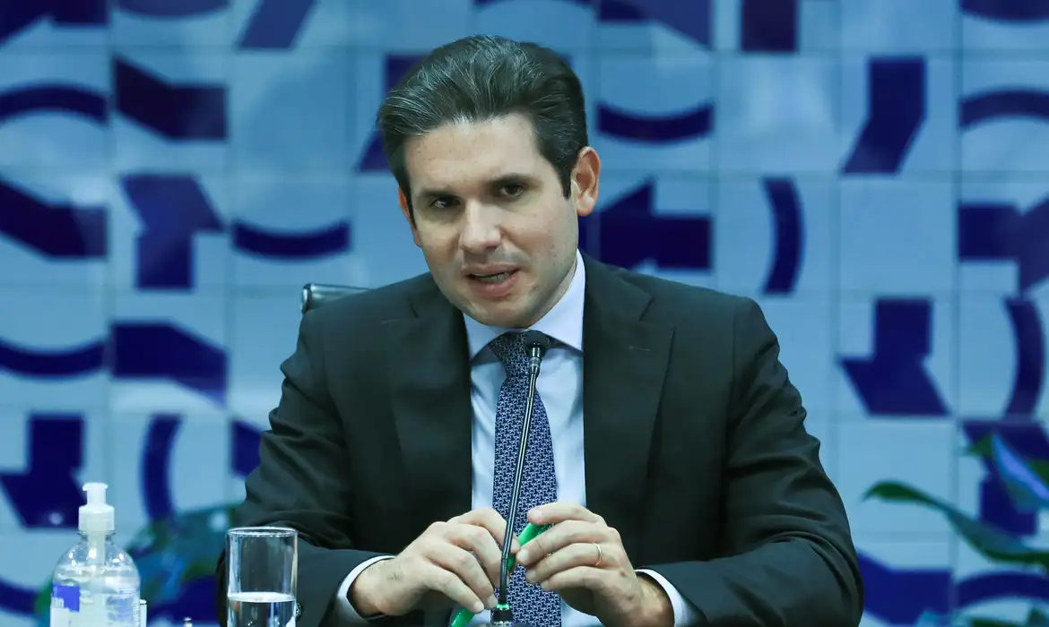 Motta aprova parecer que proíbe deputado de votar do exterior e decisão pode valer para Ramagem