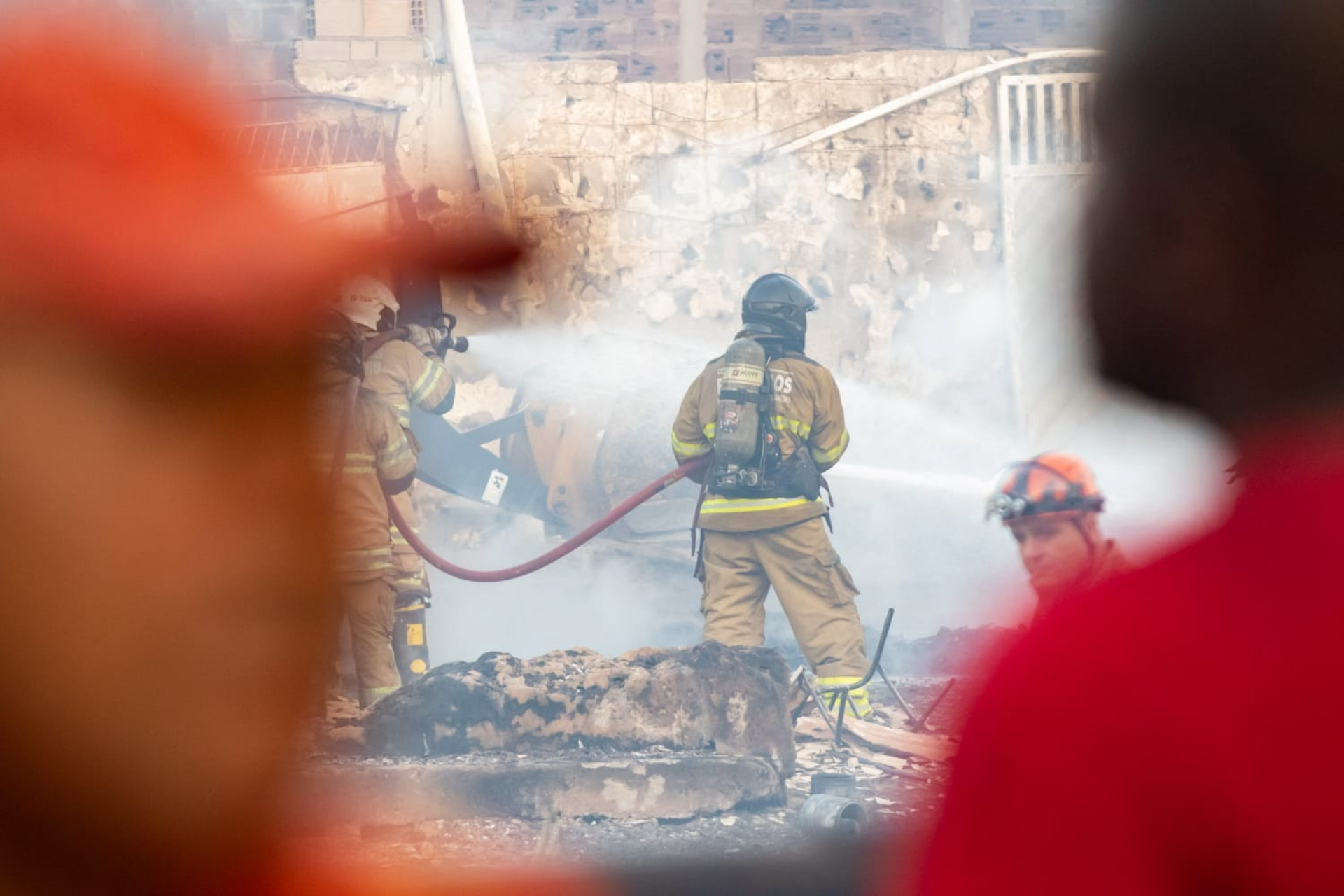 Bombeiros de 14 quartéis atuaram com 26 viaturas no combate às chamas - Érica Martin/Agência O Dia