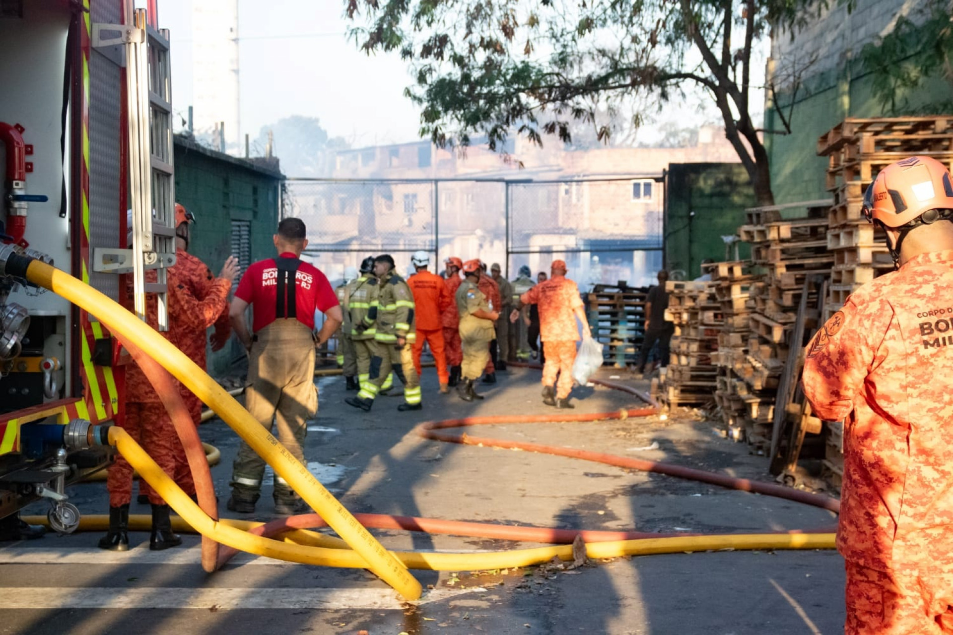 Bombeiros de 14 quartéis atuaram com 26 viaturas no combate às chamas - Érica Martin/Agência O Dia