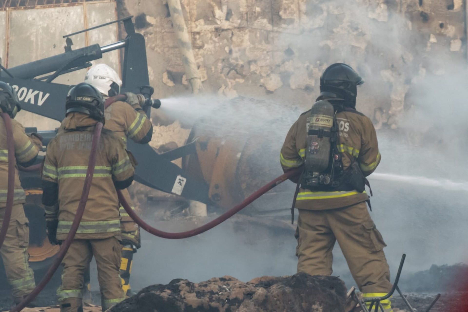 Bombeiros de 14 quartéis atuaram com 26 viaturas no combate às chamas - Érica Martin/Agência O Dia