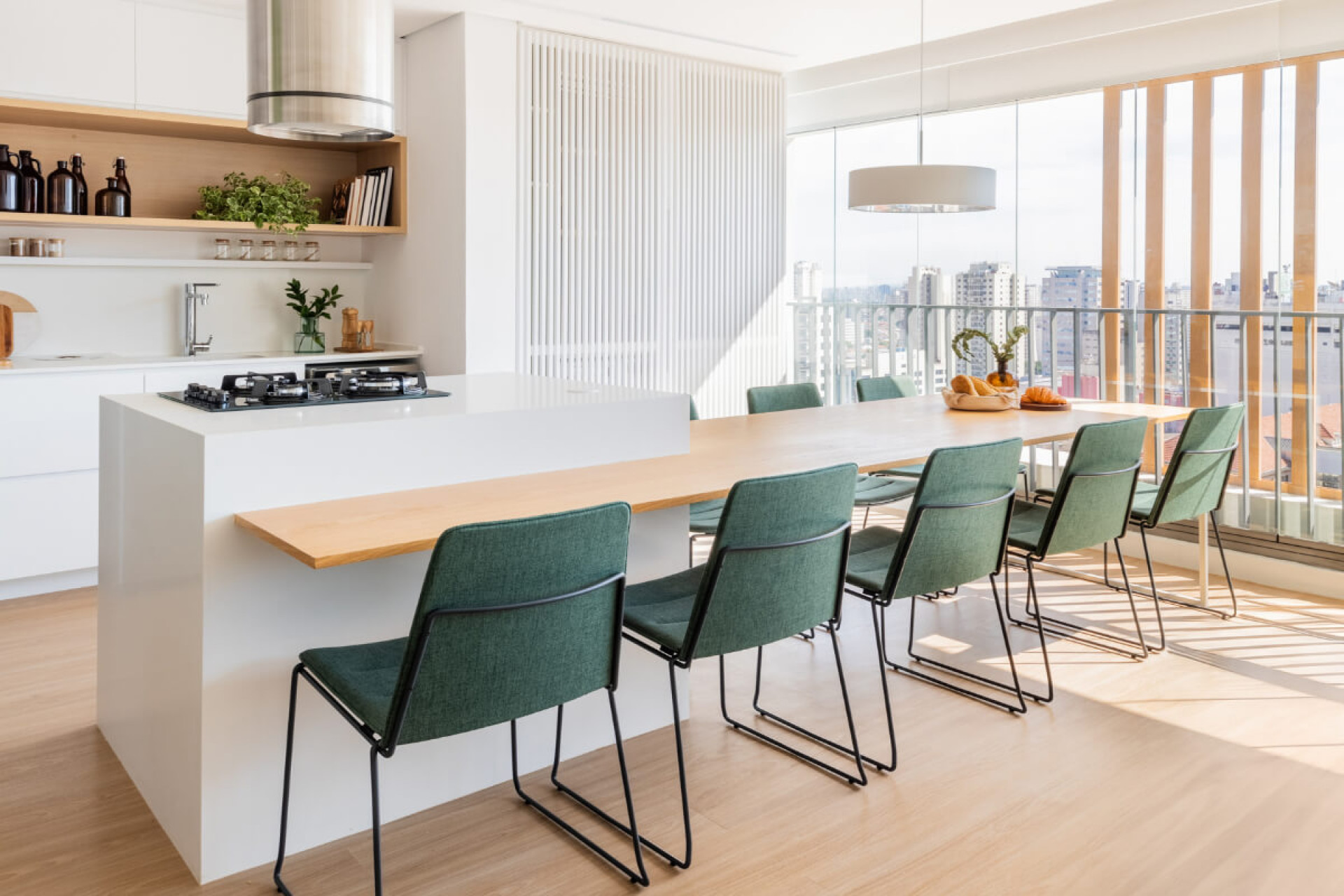 A marcenaria sob medida valoriza a integração entre os ambientes, unindo praticidade e estética em um espaço contemporâneo (Projeto: Escritório Conectarq | Imagem: Guilherme Pucci)