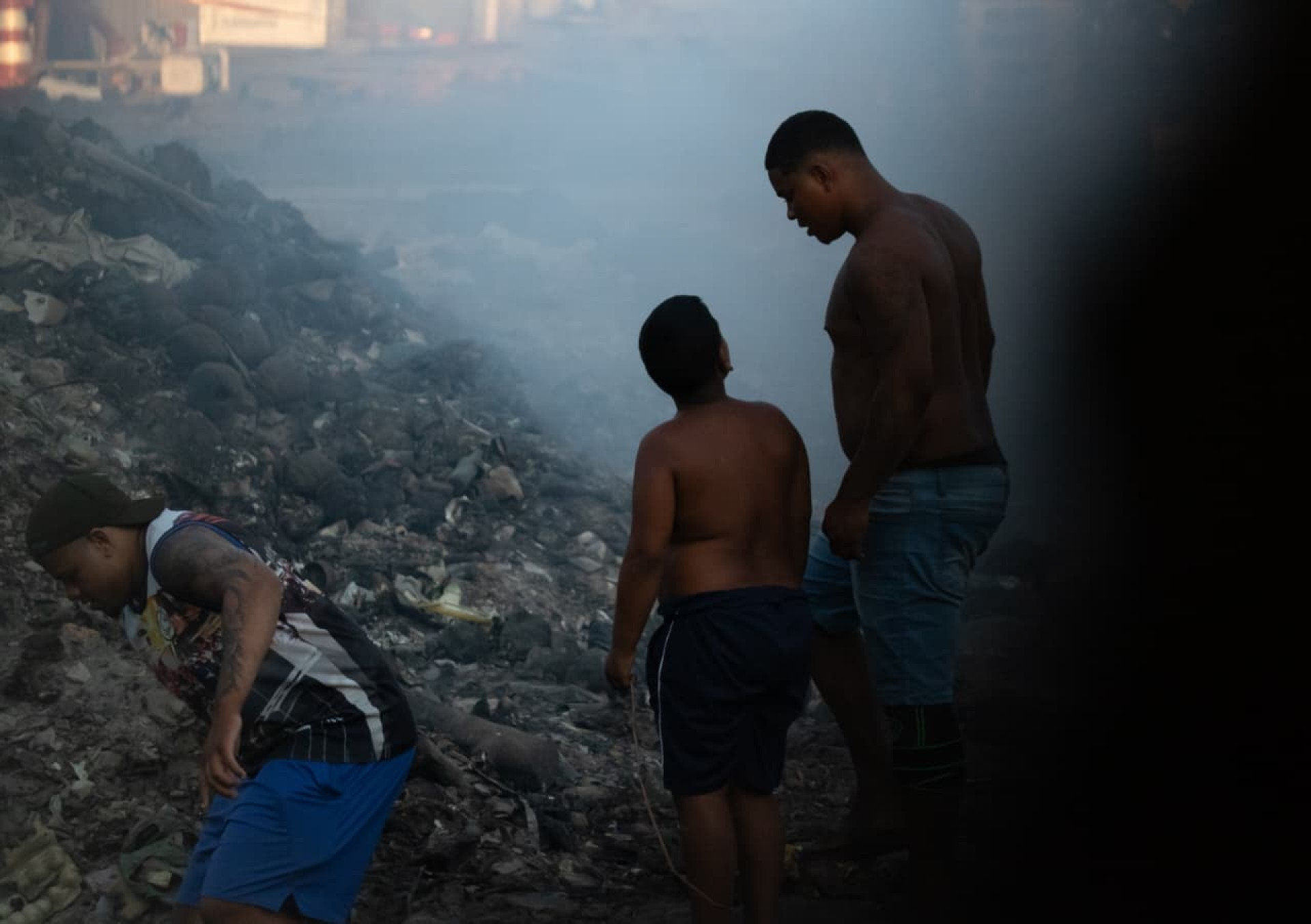 Fogo teria se alastrado com o vento forte antes de atingir residências da comunidade - Érica Martin/Agência O Dia
