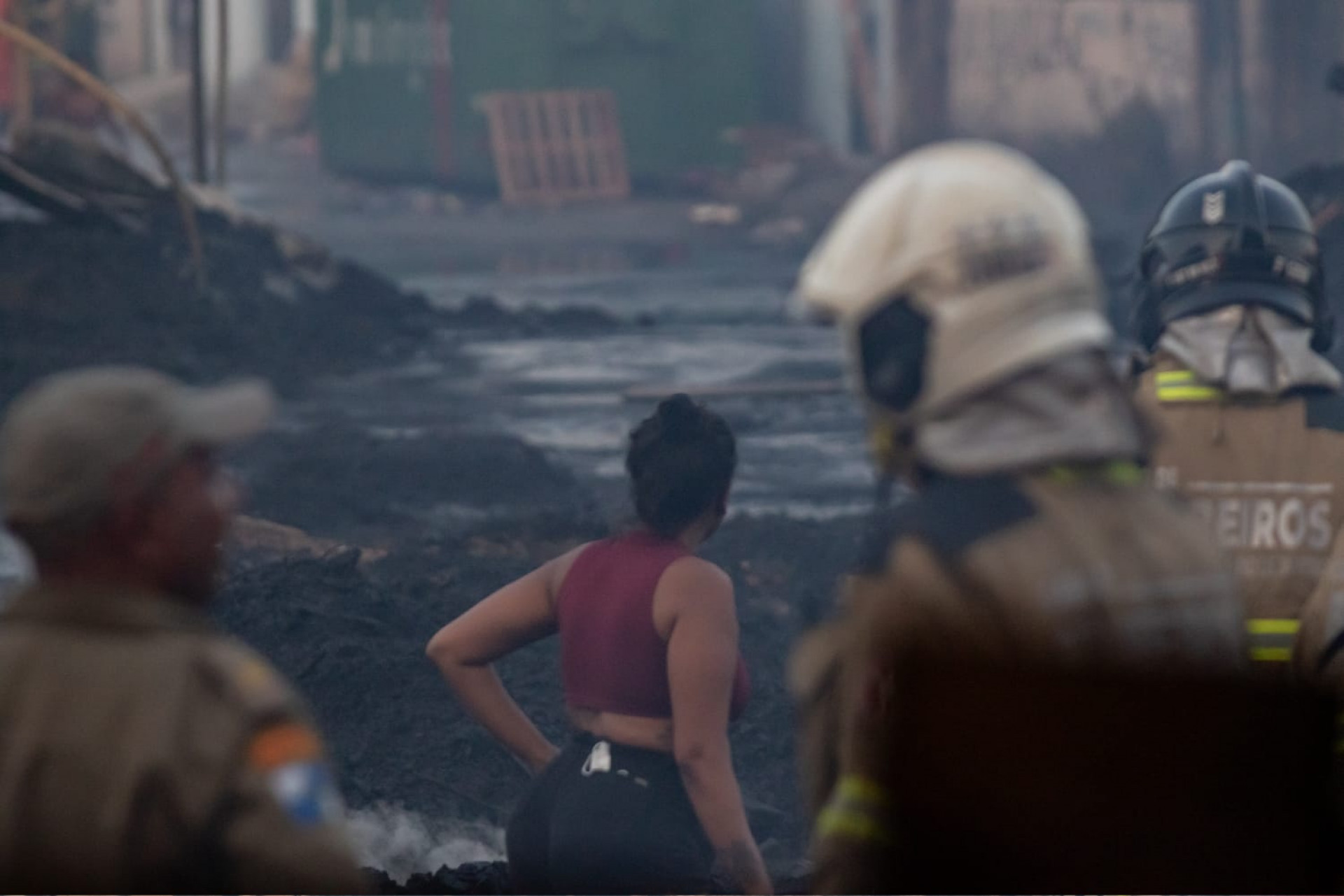 Fogo teria se alastrado com o vento forte antes de atingir residências da comunidade - Érica Martin/Agência O Dia