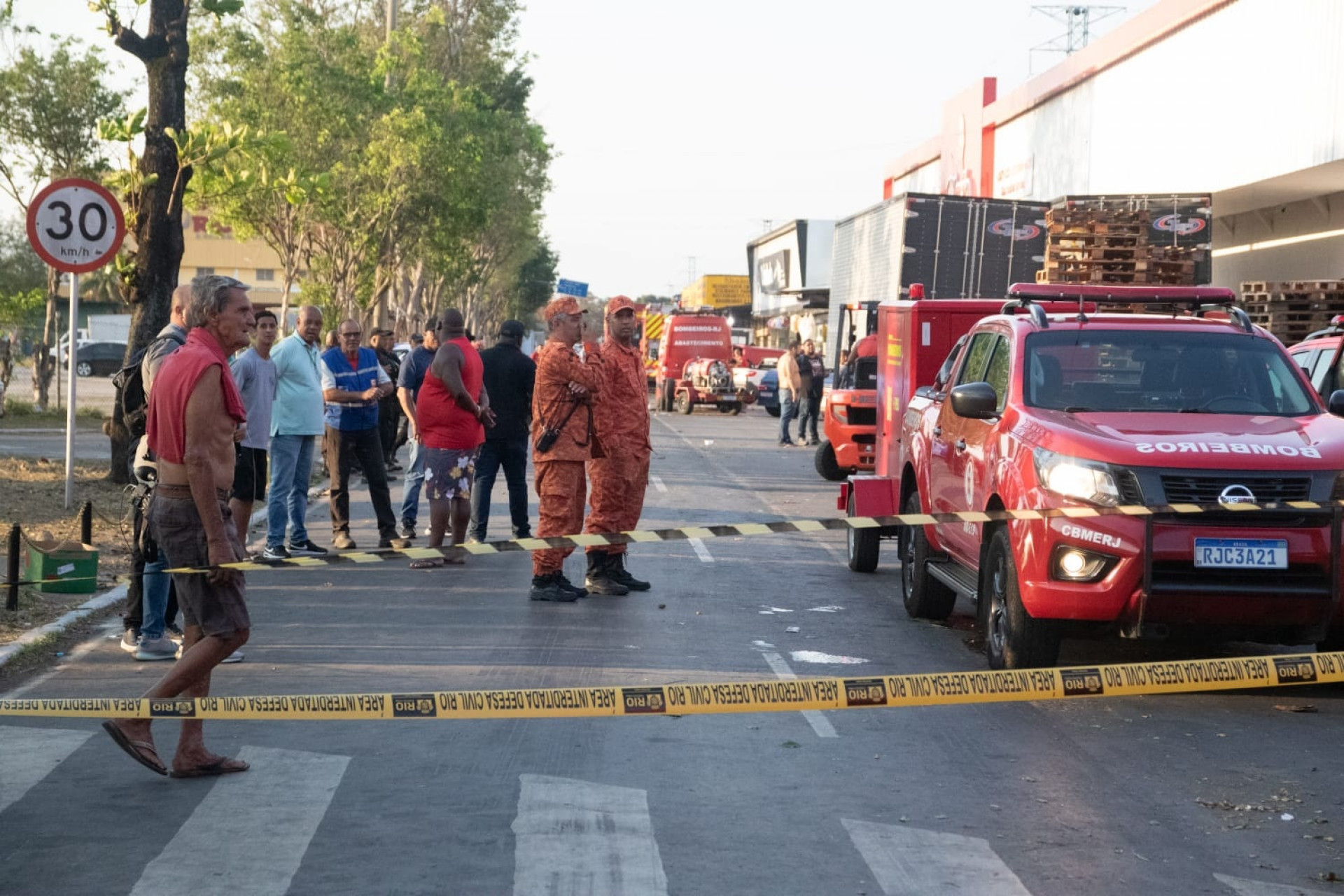 Incêndio atingiu a comunidade do Para-Pedro, situada nas proximidades do Ceasa, em Irajá - Érica Martin/Agência O Dia