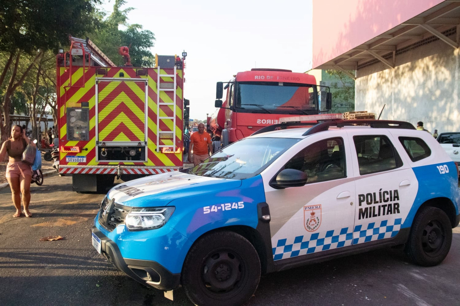 Incêndio atingiu a comunidade do Para-Pedro, situada nas proximidades do Ceasa, em Irajá - Érica Martin/Agência O Dia