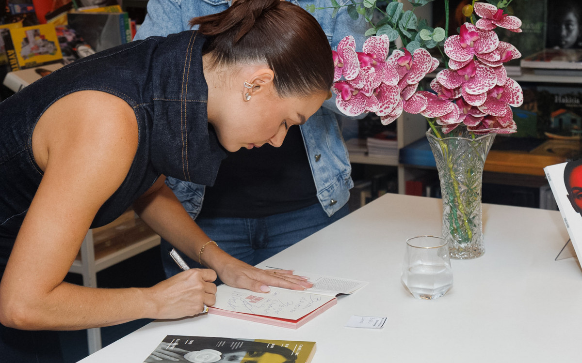 Isis Valverde na sessão de autógrafos de seu novo livro 