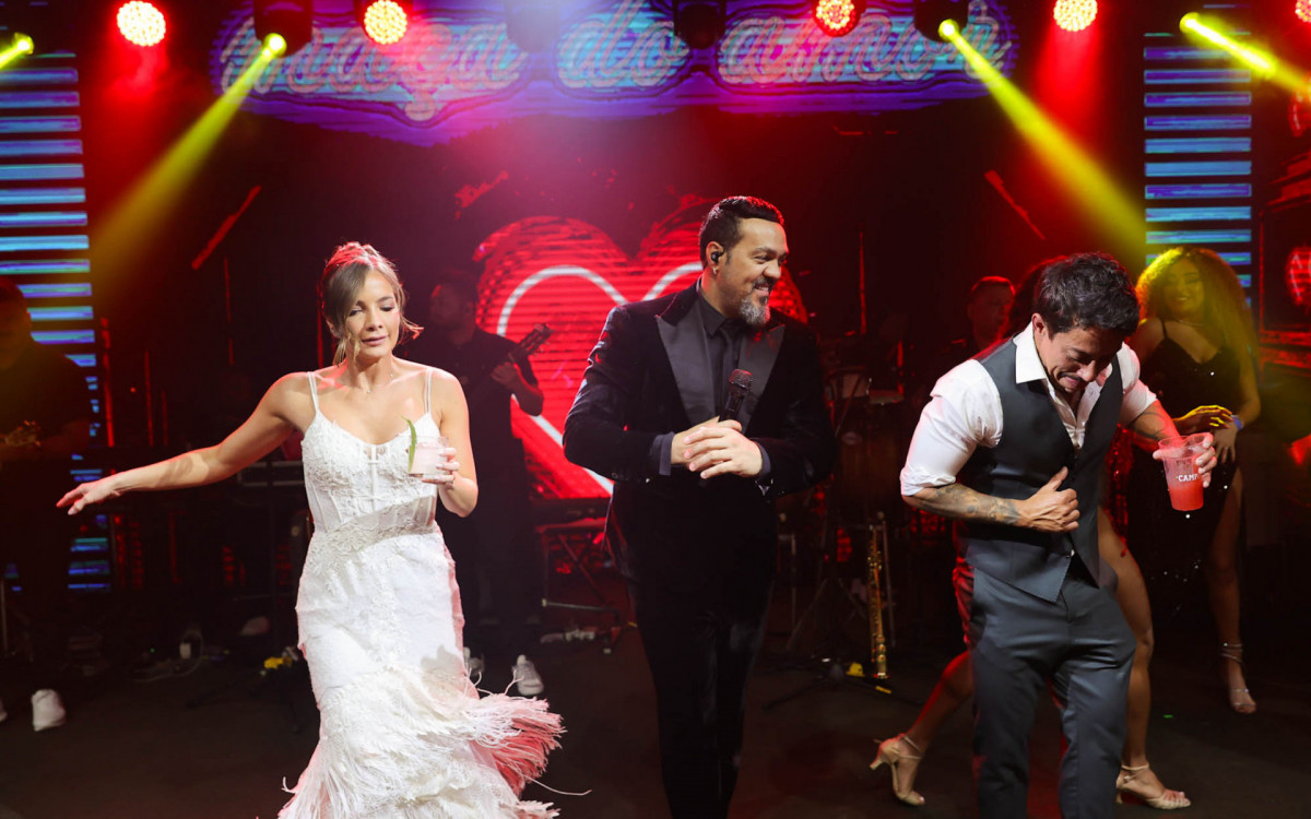 Belo faz show na festa de casamento de Renato Albani e Juliana Fructuozo 