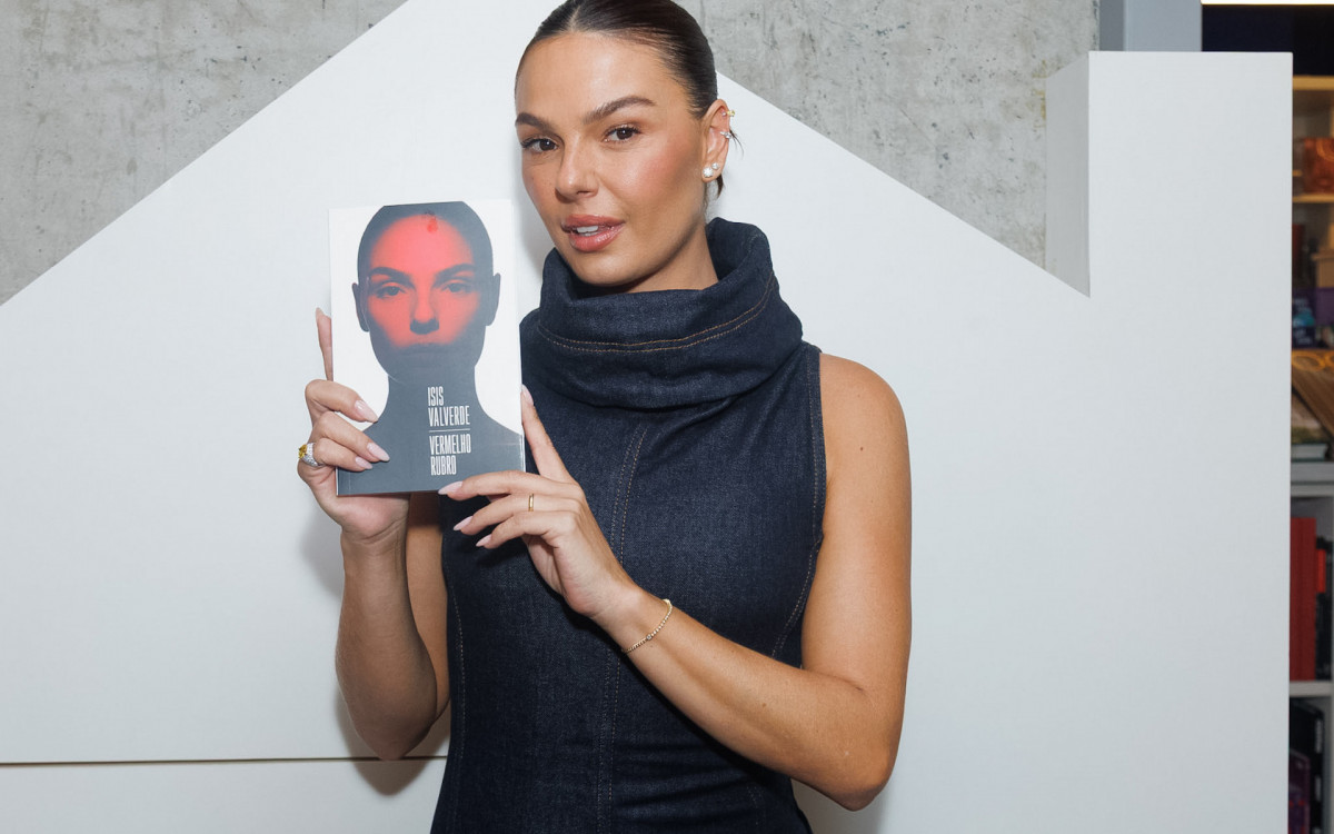 Isis Valverde no lançamento do livro \'Vermelho Rubro\'