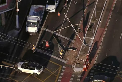 Motorista bate Porsche em poste, abandona carro e foge antes de a polícia chegar