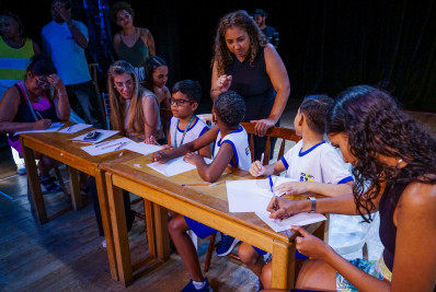 Meriti e SESC reúnem alunos surdos em oficina de poesia