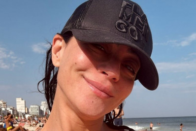Carol Castro aproveita dia ensolarado na praia: 'Meu habitat'