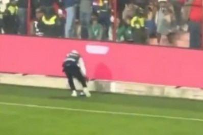 Gandulas da Bolívia escondem bolas nos minutos finais do jogo contra o Brasil