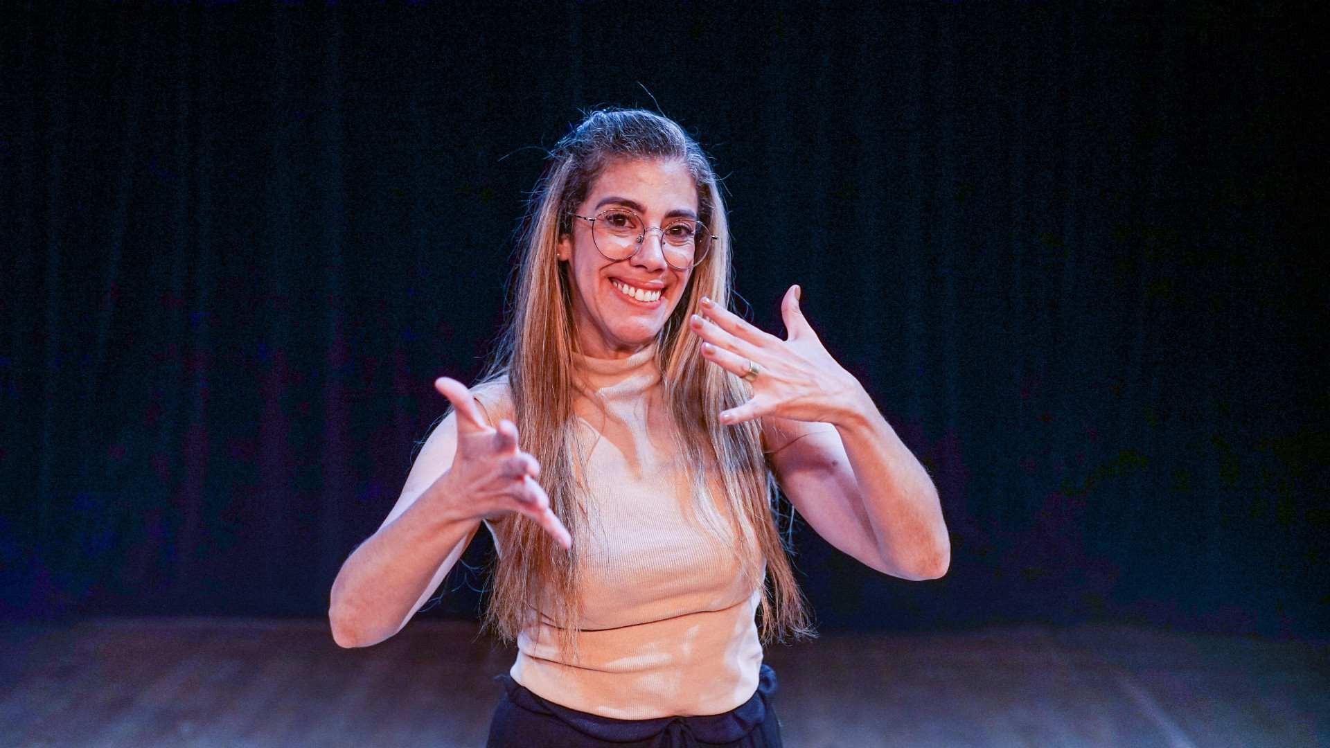 A instrutora municipal Geyse Ramos é responsável por ajudar crianças surdas no município - Gilberto Rocha/ PMSJM