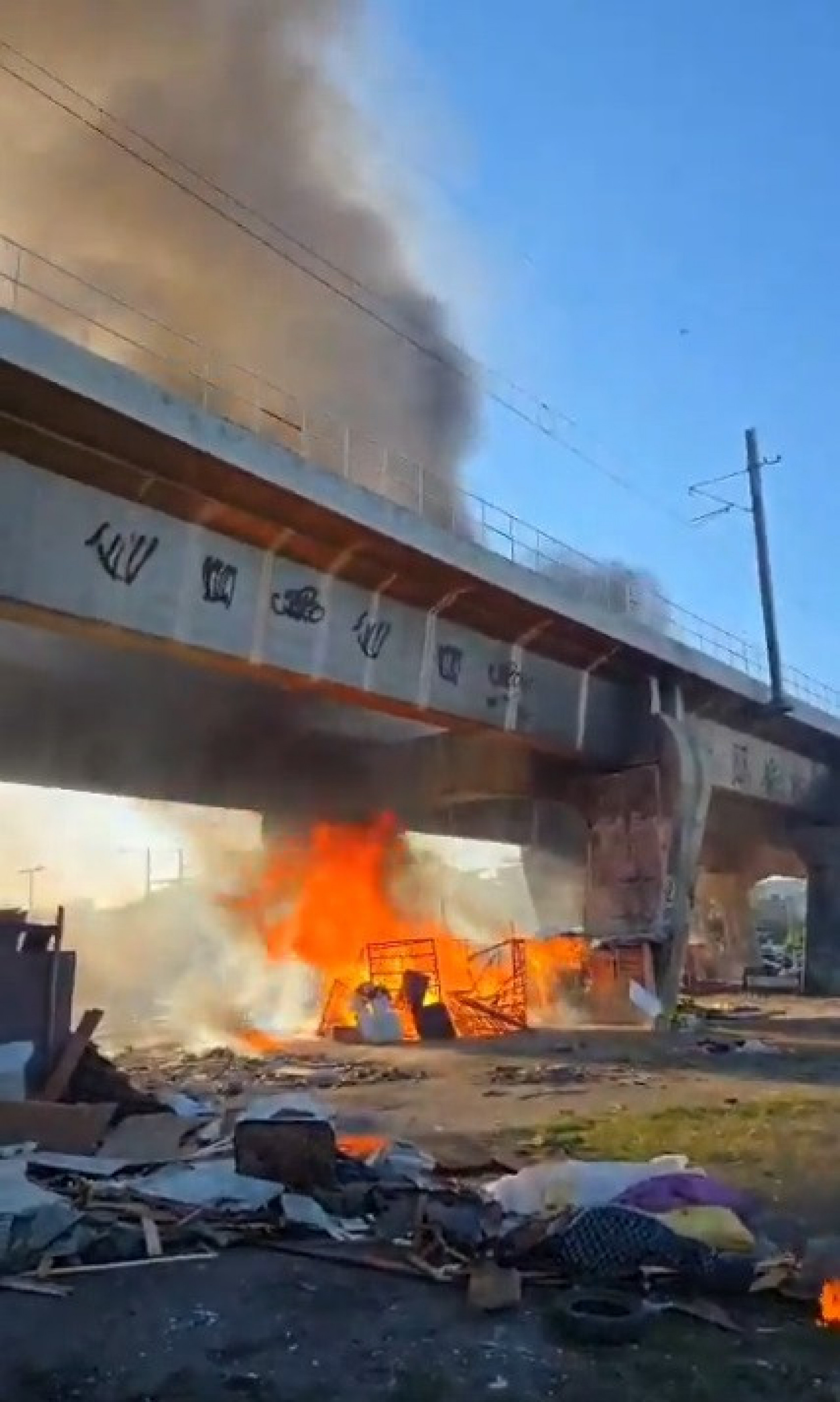 Incêndio embaixo do viaduto de Manguinhos provocou grande coluna de fumaça
