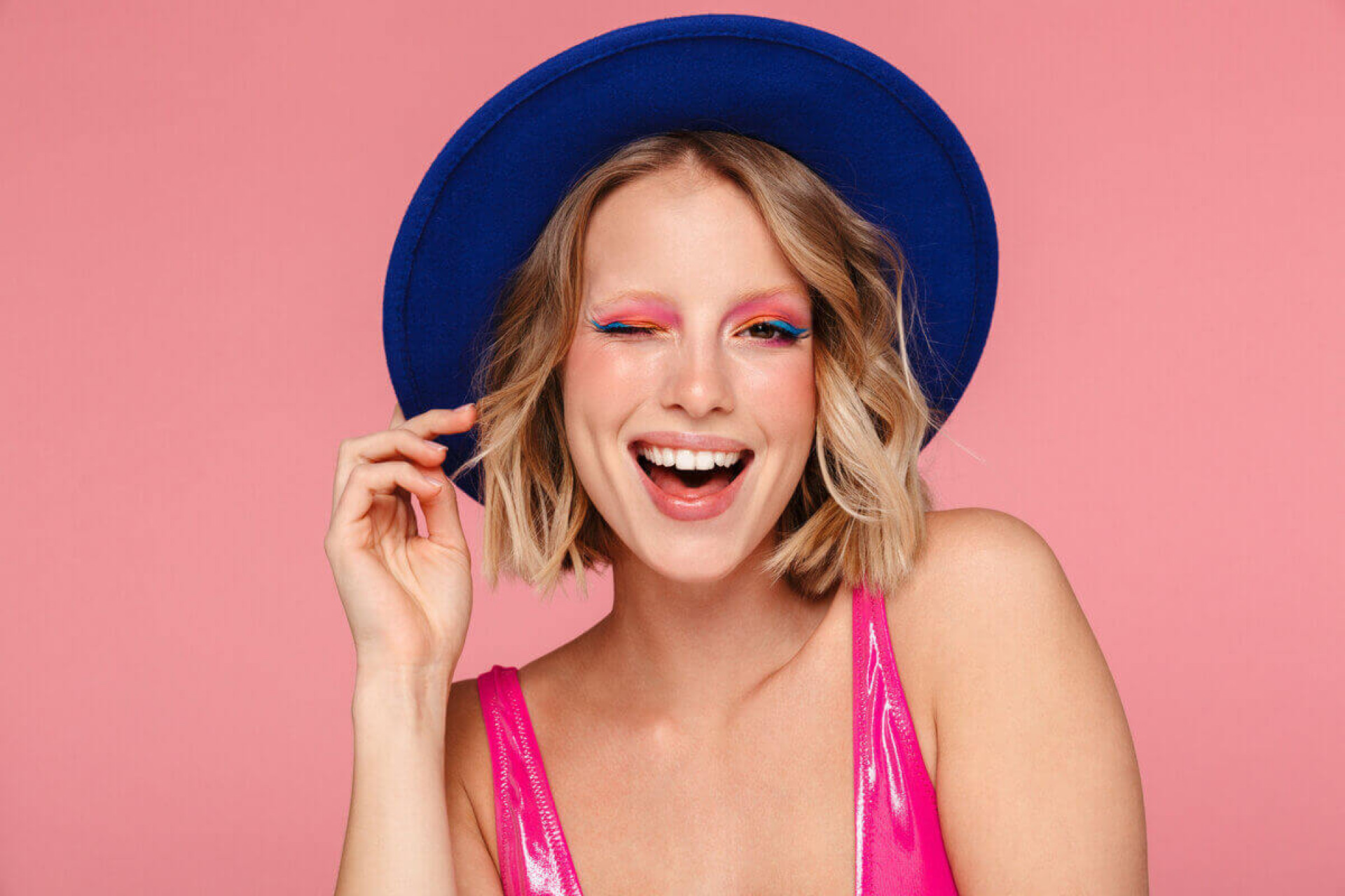 A maquiagem colorida deixa o look mais alegre (Imagem: Dean Drobot | Shutterstock)