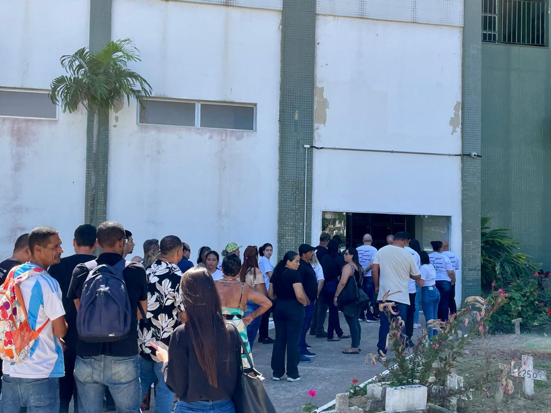 Sepultamento aconteceu no Cemitério Municipal de Maricá - Romulo Cunha / Agência O Dia