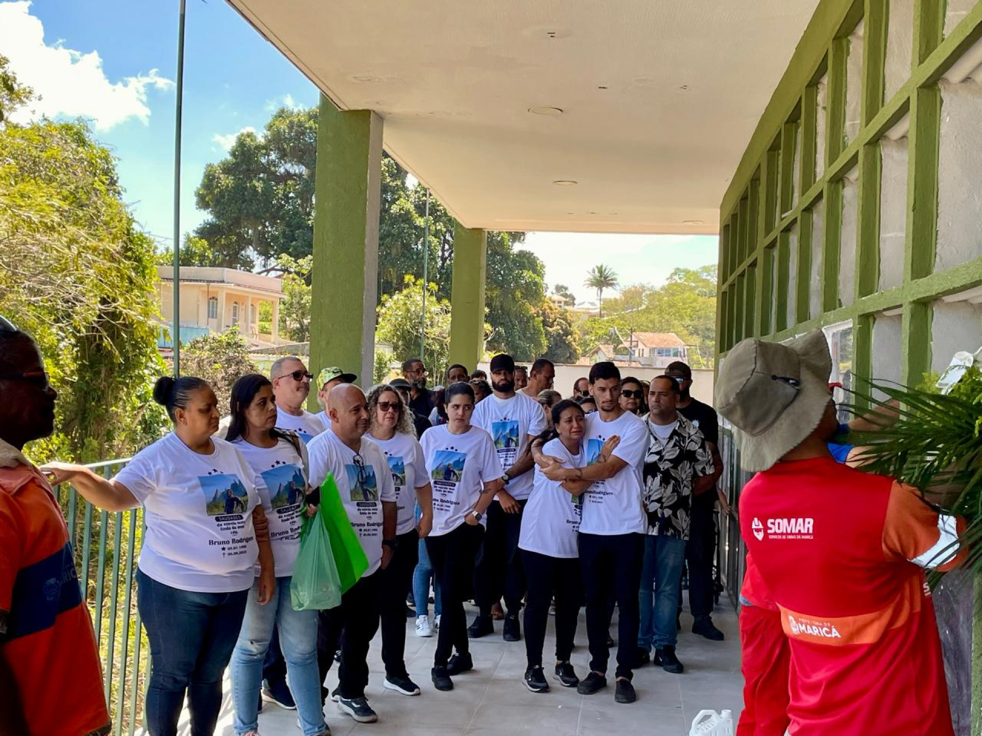Familiares e amigos de Bruno Ventura se emocionaram durante sepultamento - Romulo Cunha / Agência O Dia