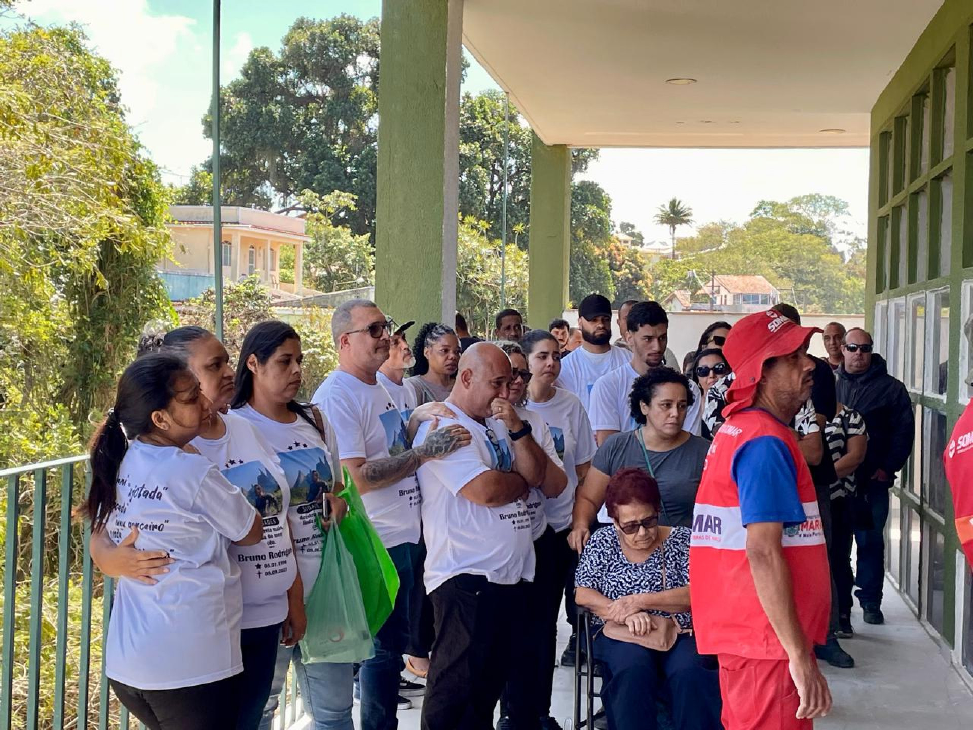 Familiares e amigos de Bruno Ventura se emocionaram durante sepultamento - Romulo Cunha / Agência O Dia