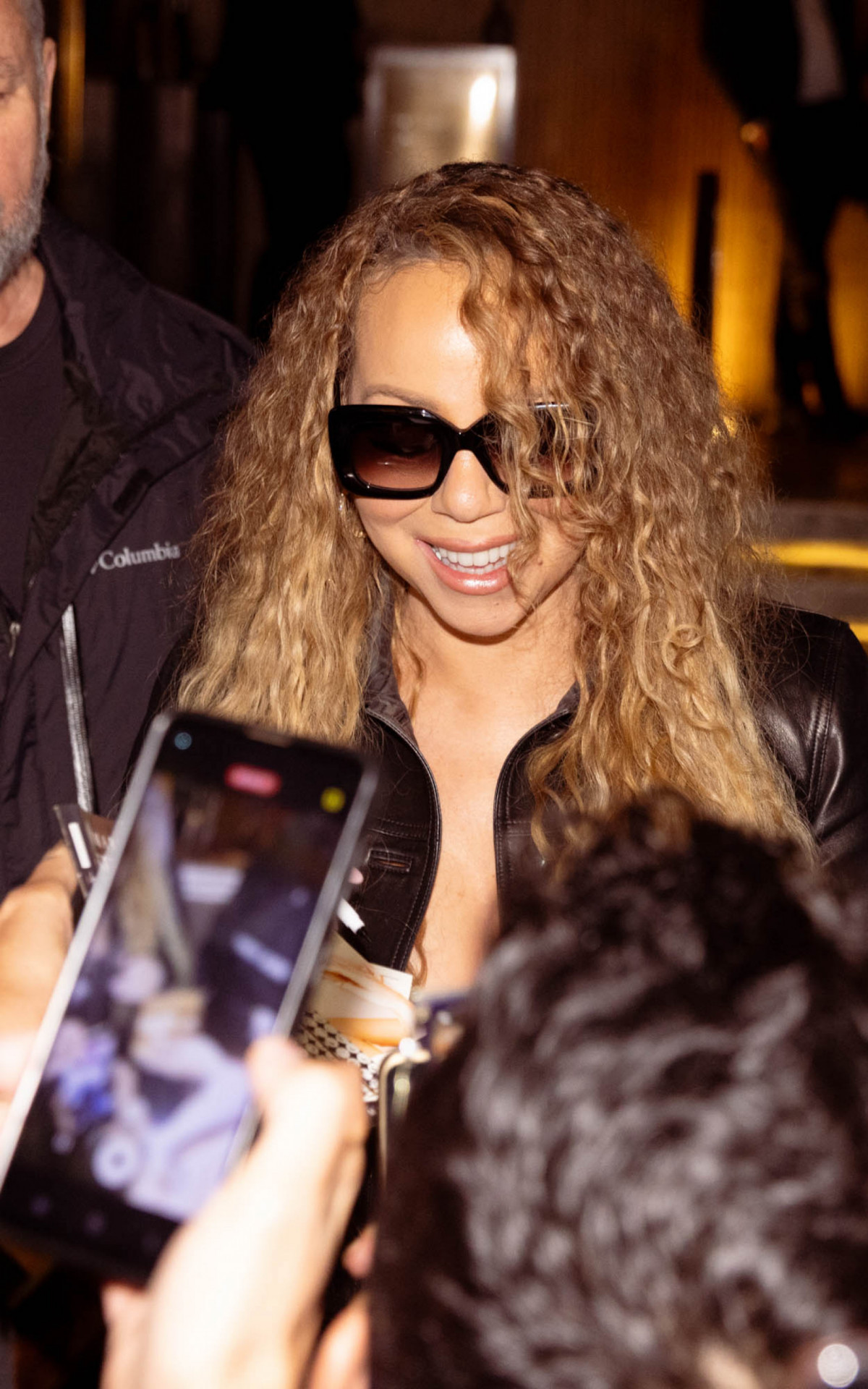 Mariah Carey atende fãs na porta do hotel