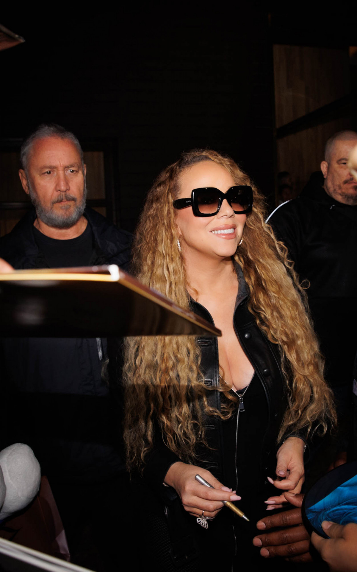 Mariah Carey atende fãs na porta do hotel