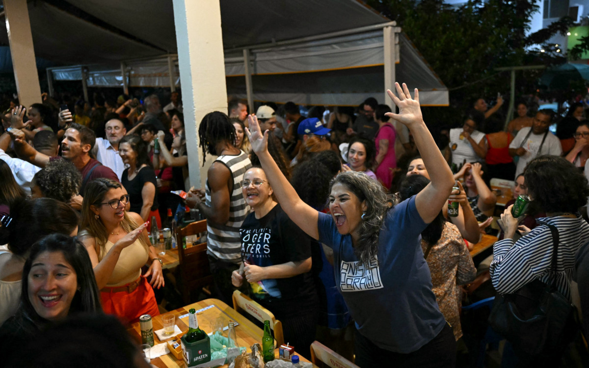 Frequentadores de um bar em Brasília gritam de alegria e aplaudem a condenação do ex-presidente Jair Bolsonaro (PL)