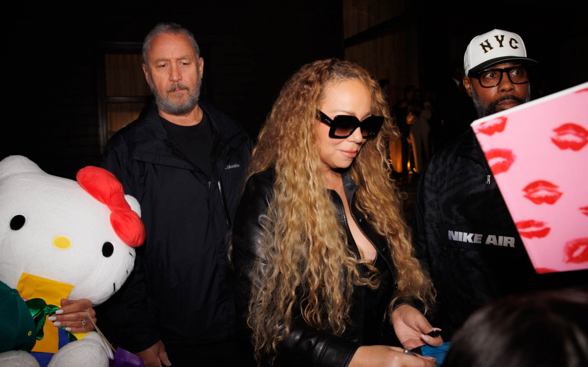 Mariah Carey atende fãs na porta do hotel