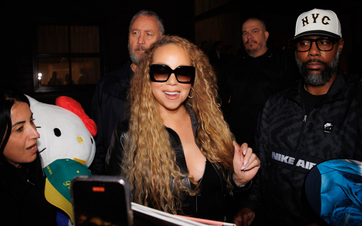Mariah Carey atende fãs na porta do hotel