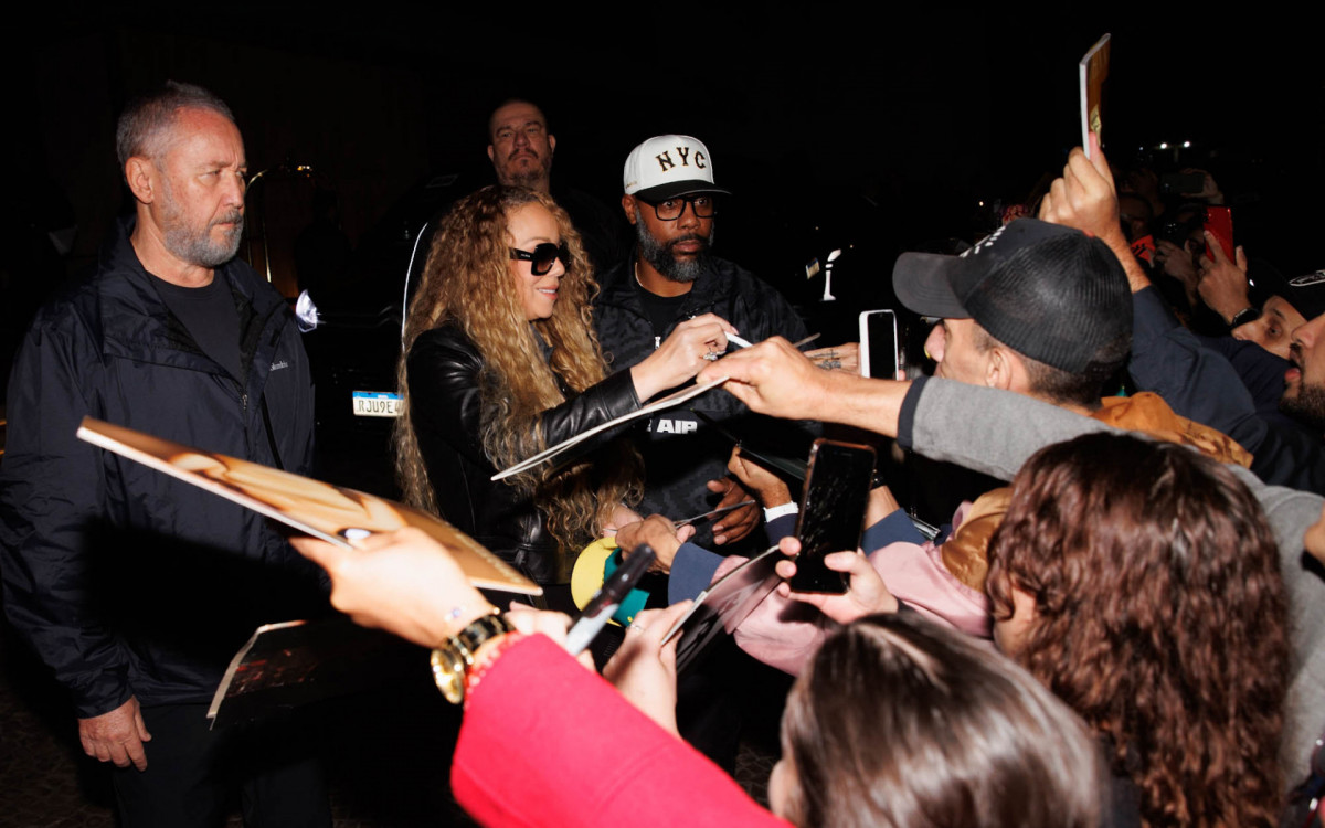 Mariah Carey atende fãs na porta do hotel