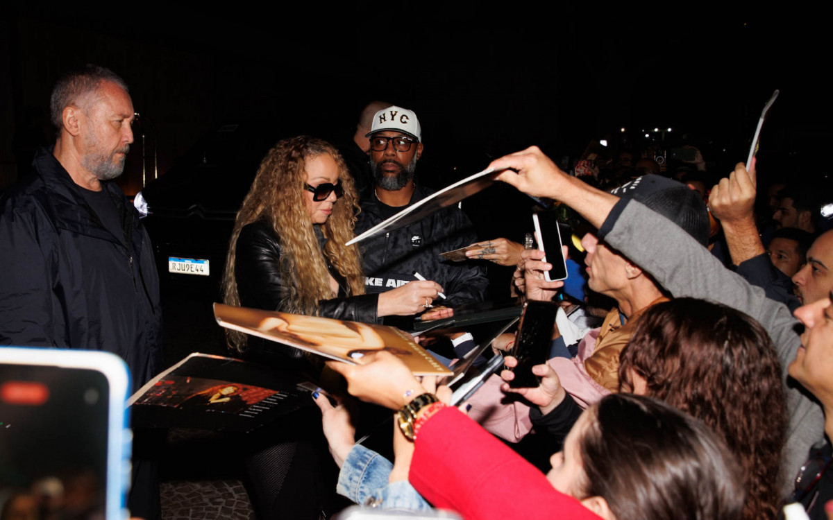 Mariah Carey atende fãs na porta do hotel