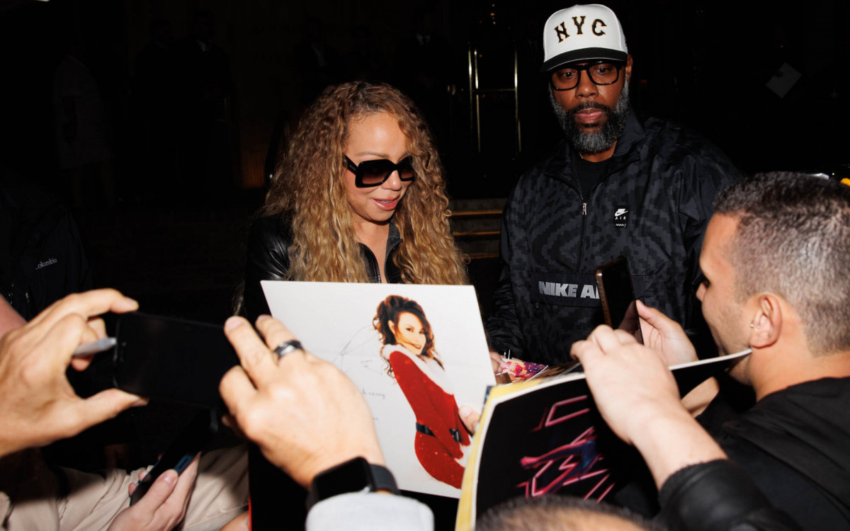Mariah Carey atende fãs na porta do hotel