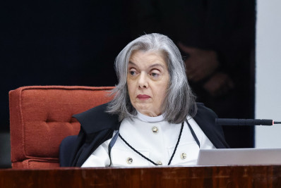 Cármen Lúcia alfineta Fux em início de voto e promete resumir 400 páginas