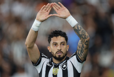 Alex Telles lamenta pênalti perdido em Botafogo x Vasco: 'Assumo a responsabilidade'