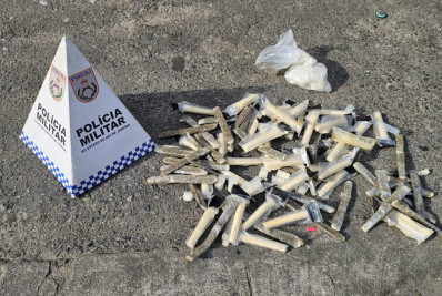 Polícia encontra drogas escondidas em lixeira durante operação em Rio das Ostras