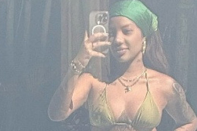 Ludmilla exibe as curvas em clique de biquíni  