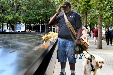 Homem que trabalhou no resgate de vítimas do 11/09 visita local dos atentados com 'cão terapeuta'