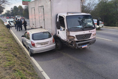 Colisão entre caminhão e dois carros deixa feridos na Avenida Brasil