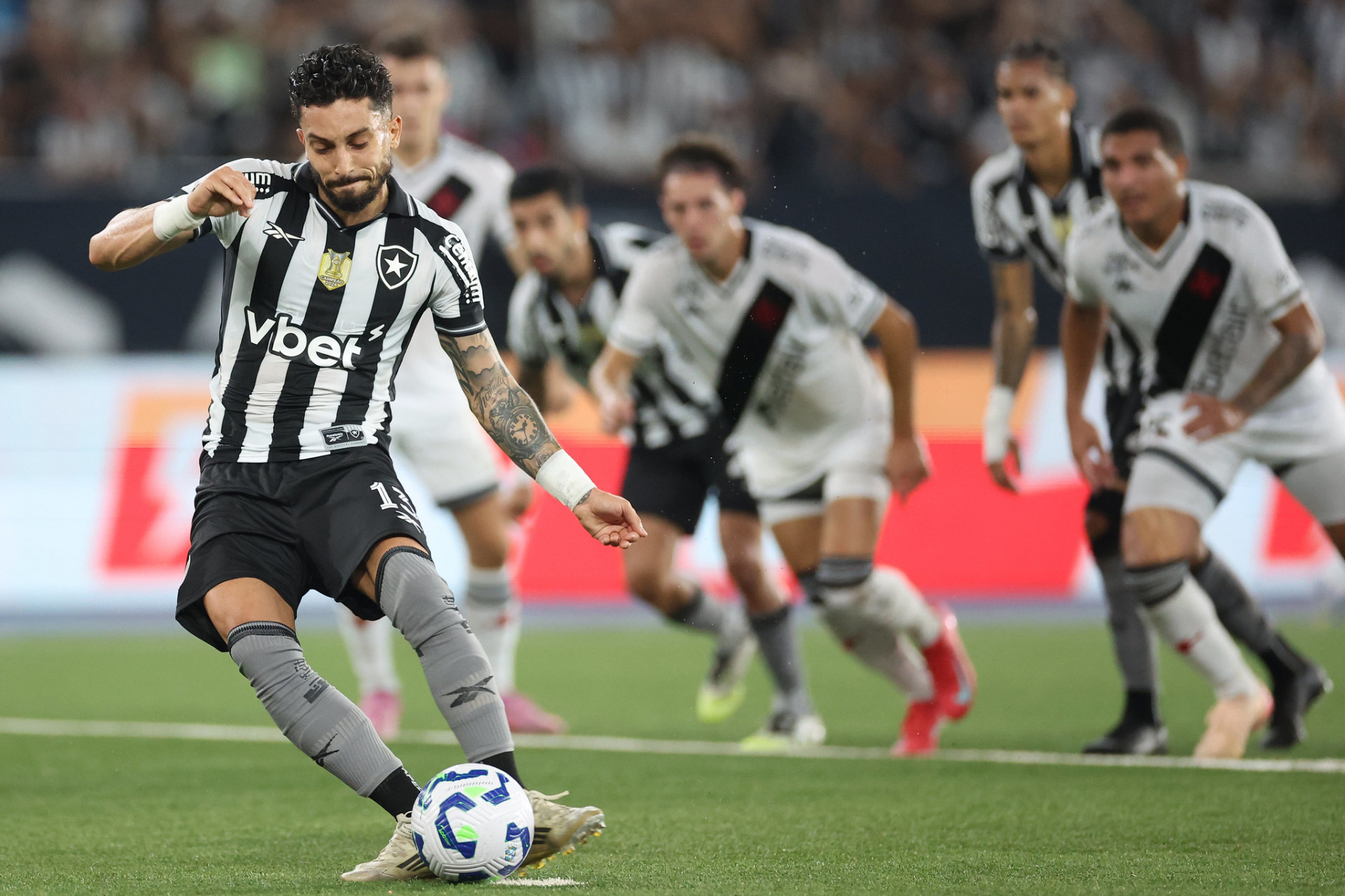 Alex Telles marcou um gol de pênalti. Botafogo enfrentou o Vasco, nesta quinta-feira (11), no Nilton Santos, pelo jogo de volta das quartas de final da Copa do Brasil - Vitor Silva/Botafogo